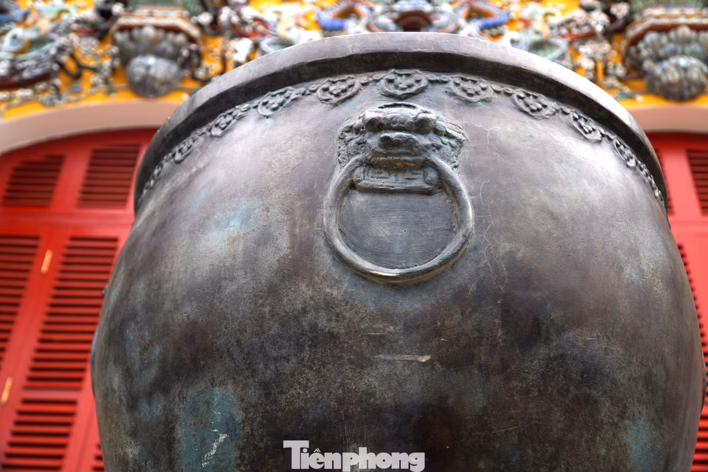 Đầu rồng tạo nổi trên một chiếc vại đồng trước điện Kiến Trung.