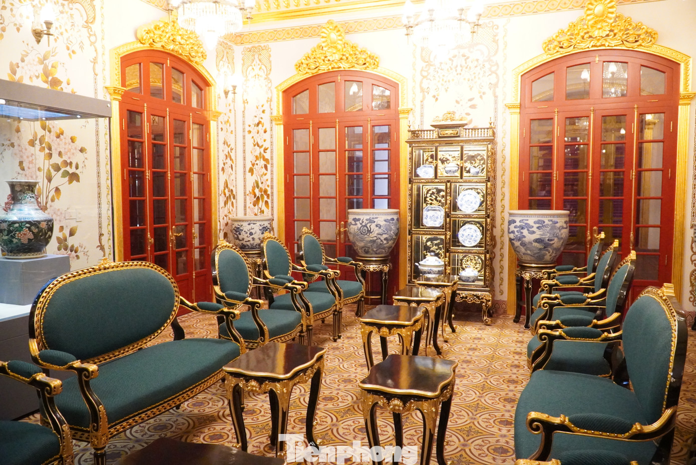 Bên trong điện Kiến Trung.