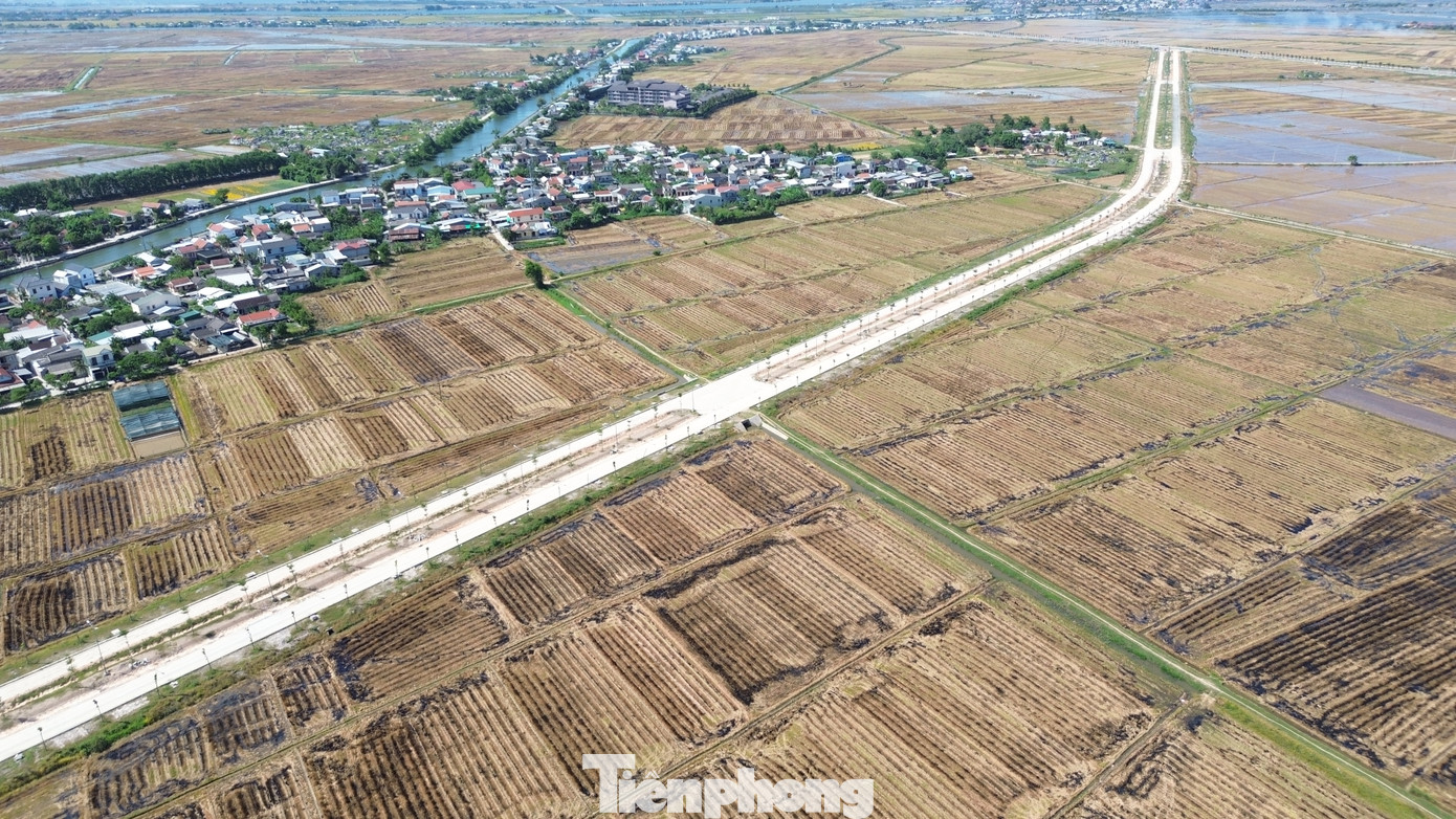 Đại diện Ban Quản lý dự án Đầu tư xây dựng và Phát triển đô thị TP Huế cho biết, nguyên nhân chậm tiến độ là do tuyến đường đi qua vùng đất yếu, phải chờ thời gian lún nền. Trong thời gian chờ lún, đơn vị đã thuê đơn vị chuyên môn tiến hành quan trắc, đối chiếu độc lập với số liệu từ nhà thầu, nhằm đưa ra phương án xử lý nền phù hợp. Đến nay, nền đường đã cơ bản ổn định và chờ kết quả cuối cùng về quan trắc lún.