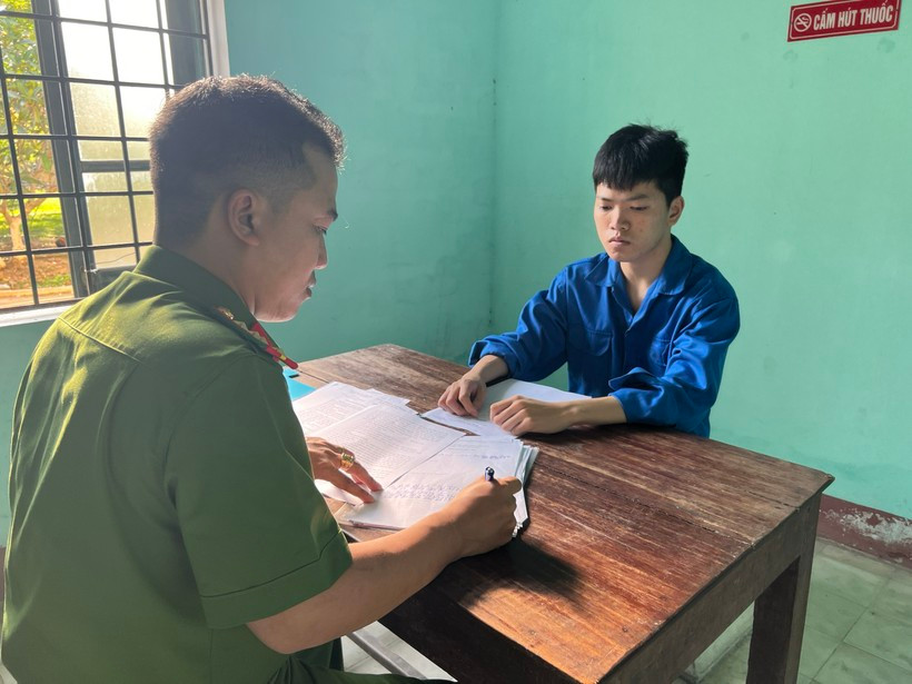 Đối tượng Lê Ngọc Quý tại cơ quan công an. Ảnh: CACC