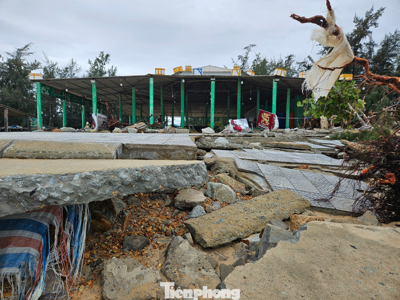 Qua kiểm tra thực tế các khu vực bờ biển bị sạt lở nghiêm trọng, ông Nguyễn Văn Phương - Chủ tịch UBND tỉnh TT-Huế, lưu ý chính quyền các địa phương phải thường xuyên cắt cử cán bộ theo dõi chặt chẽ diễn biến của sạt lở, kịp thời báo cáo cấp có thẩm quyền có phương án xử lý. Đồng thời, tổ chức rà soát các khu vực xung yếu, chủ động xử lý kịp thời các sự cố công trình ngay từ đầu, nhằm giảm thiểu đến mức thấp nhất nước biển xâm thực vào bên trong.