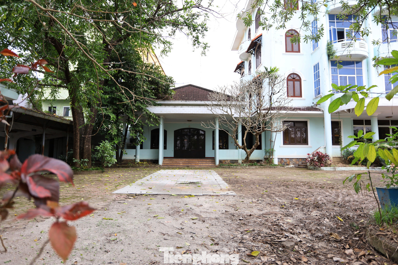 Chánh Văn phòng UBND thành phố Huế còn cho hay, thành phố sẽ tiến hành xem xét và có phương án cụ thể cho từng vị trí lô đất trong thời gian sớm nhất để kêu gọi đầu tư, với kỳ vọng biến khu vực ven bờ nam sông Hương này trở thành nơi sống động, sầm uất, phát triển mạnh mẽ về du lịch, dịch vụ, thương mại của địa phương.