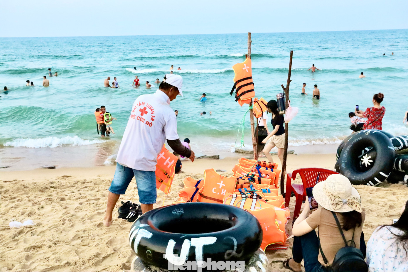 Ông Nguyễn Quang Dân - Chủ tịch UBND xã Phú Thuận, huyện Phú Vang - thông tin, dịp nghỉ lễ 30/4 và 1/5 năm nay, mỗi ngày bãi biển Phú Thuận đón gần 2.000 lượt du khách. Để đảm bảo an toàn, chính quyền bố trí lực lượng cứu hộ, dựng biển báo, quy định giờ tắm biển từ 5h đến 20h30. Ông Nguyễn Quang Dân - Chủ tịch UBND xã Phú Thuận, huyện Phú Vang - thông tin, dịp nghỉ lễ 30/4 và 1/5 năm nay, mỗi ngày bãi biển Phú Thuận đón gần 2.000 lượt du khách. Để đảm bảo an toàn, chính quyền bố trí lực lượng cứu hộ, dựng biển báo, quy định giờ tắm biển từ 5h đến 20h30.