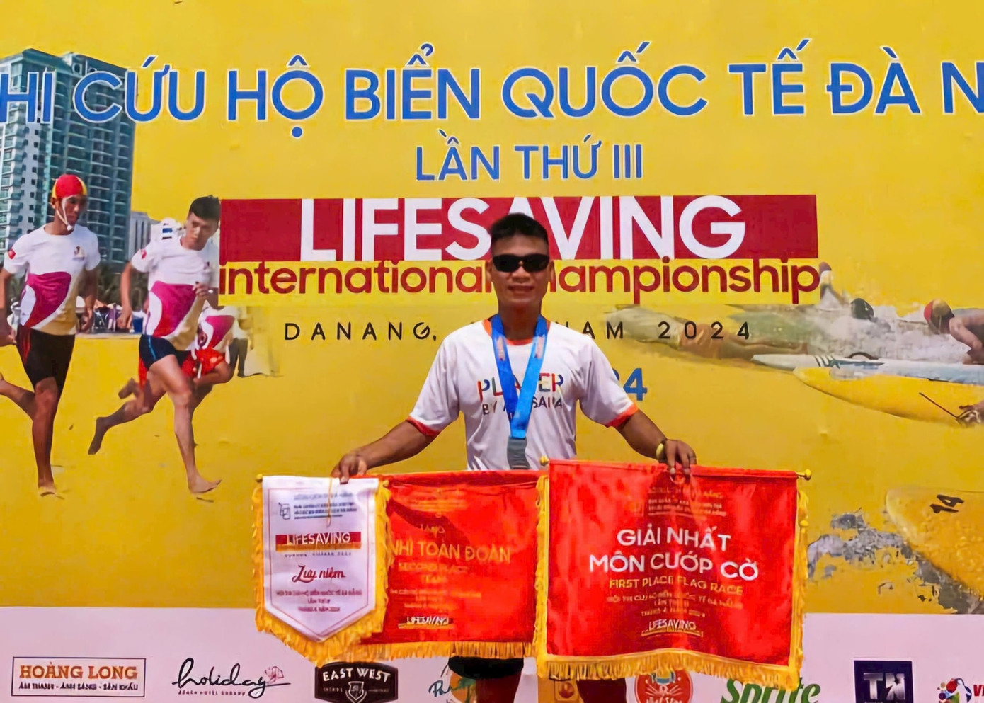 Anh Nguyễn Văn Phi đã có hành động dũng cảm lao xuống sông Hương cứu người tự tử. Ảnh: NVCC