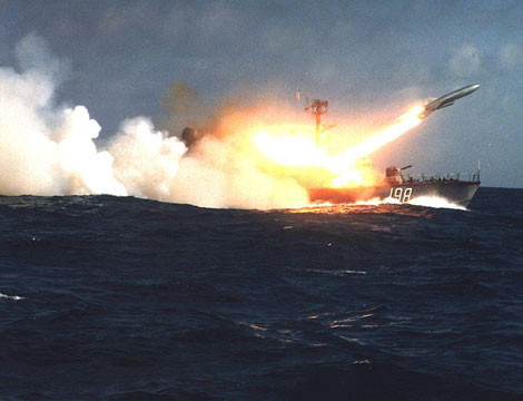 Đạn tên lửa P-15 Termit đạt tầm bắn tối đa 80 km, lắp đầu đạn thuốc nổ mạnh nặng tới 454 kg. Tính toán trên lý thuyết, nếu phóng đủ 4 quả đạn thì tàu Osa II có khả năng tiêu diệt tuần dương hạm cỡ 16.000 tấn. Trong ảnh là tàu tên lửa Osa II phóng tên lửa P-15 Termit (ảnh minh họa nước ngoài)