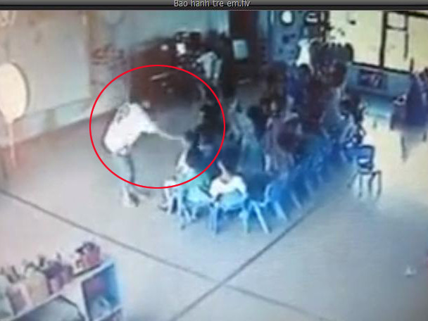 Cô giáo tát học sinh mầm non gây phẫn nộ tại Trung Quốc. Ảnh chụp lại từ video