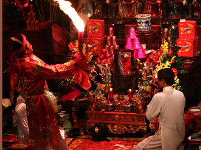 Trình diễn lên đồng ở Trung tâm văn hoá Pháp