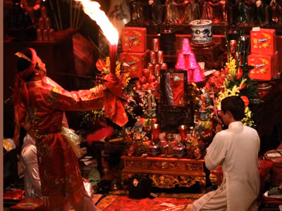 Trình diễn lên đồng ở Trung tâm văn hoá Pháp . Ảnh: Nguyễn Hoàng Trình diễn lên đồng ở Trung tâm văn hoá Pháp