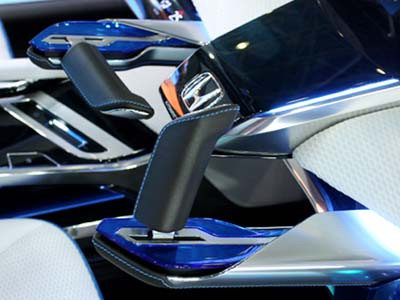 2 cần điều khiển của AC-X Concept thay thế cho vô-lăng tròn truyền thống