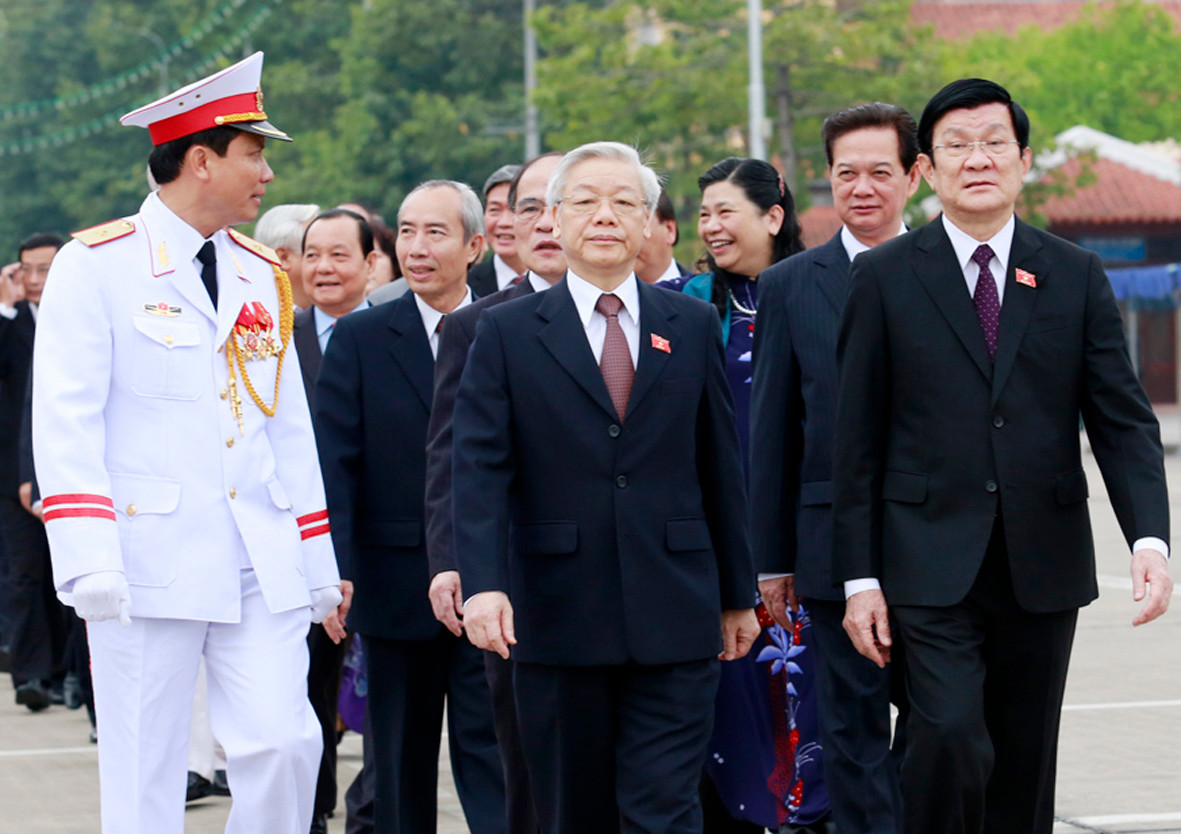 Tổng bí thư Nguyễn Phú Trọng, Chủ tịch nước Trương Tấn Sang và các lãnh đạo cấp cao Chính phủ, Quốc hội dẫn đầu đoàn đại biểu Quốc hội viếng lăng Chủ tịch Hồ Chí Minh trước giờ khai mạc kỳ họp khóa 4 Quốc hội khóa XIII - Ảnh: Hồng Vĩnh