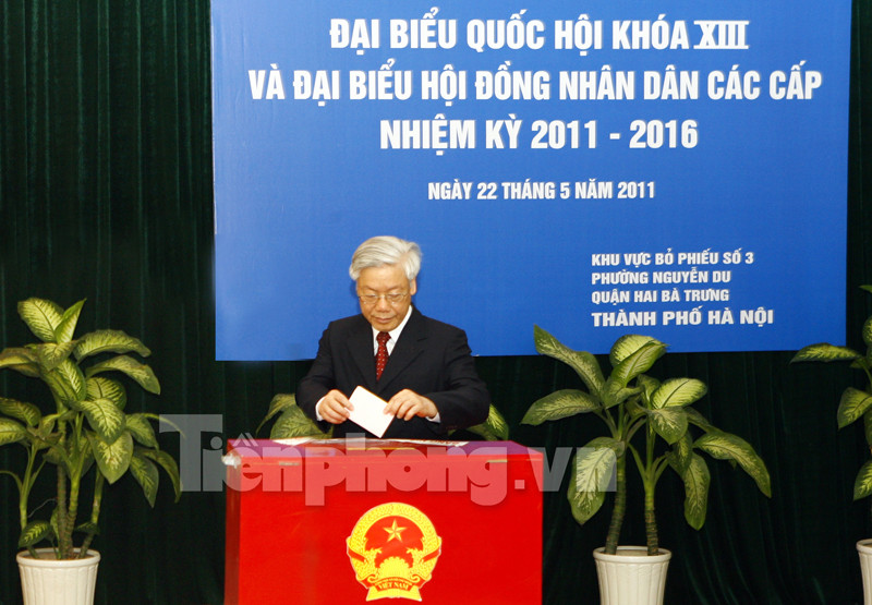 Tổng Bí thư, Chủ tịch Quốc hội Nguyễn Phú Trọng bỏ phiếu tại khu vực bỏ phiếu số 3, phường Nguyễn Du, quận Hai Bà Trưng, Hà Nội. Ảnh: Hồng Vĩnh