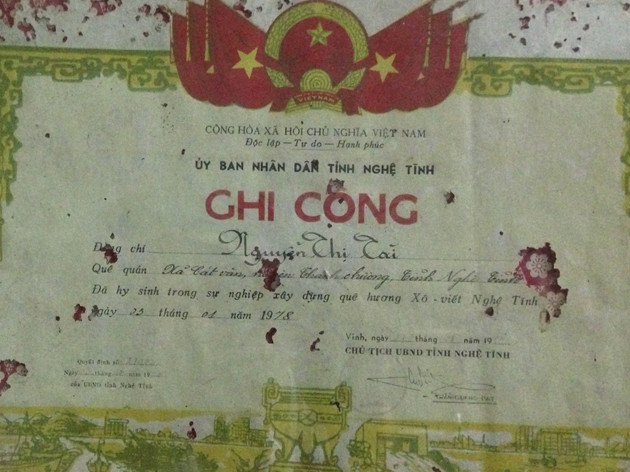 Bằng ghi công của tỉnh Nghệ Tĩnh gọi những thanh niên tử nạn trong khi đang xây cống Hiệp Hòa là “hy sinh trong sự nghiệp xây dựng quê hương Xô viết Nghệ Tĩnh”