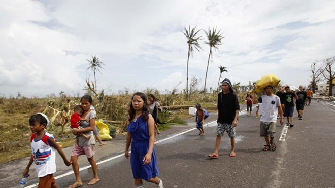 Nhiều người dân bước trên đường với gương mặt vô cảm sau trận bão tại Tacloban hôm 9/11. Ảnh: Reuters