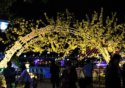 Đường hoa Xuân luôn nhộn nhịp du khách, người dân