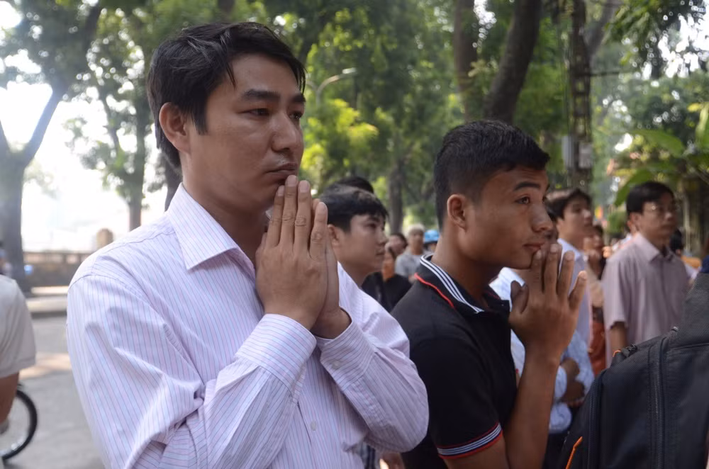Người dân vẫn chắp tay thành kính viếng Đại tướng