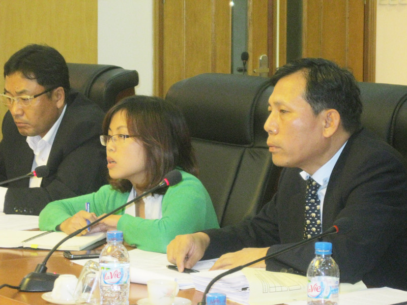 Ông Ha Jong Suk (phải) - Chủ tịch Công ty TNHH một thành viên Keangnam Vina cho rằng với mức phí quản lý 4.000 đồng/m2/tháng thì công ty không thể vận hành được. Ảnh: Tuấn Nguyễn