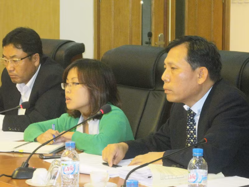 Ông Ha Jong Suk (phải) - Chủ tịch Công ty TNHH một thành viên Keangnam Vina cho rằng với mức phí quản lý 4.000 đồng/m2/tháng thì công ty không thể vận hành được. Ảnh: Tuấn Nguyễn