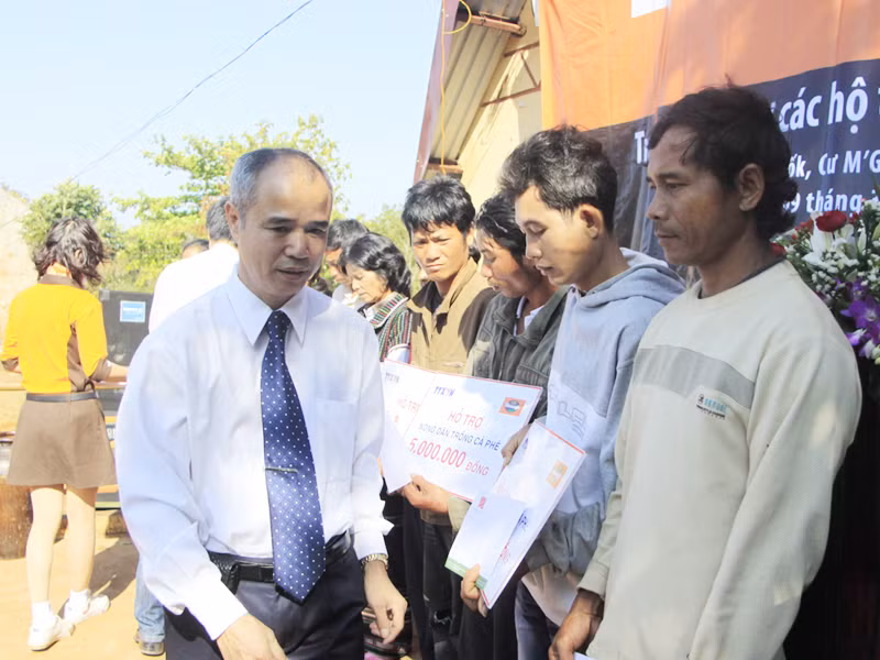 Ông Phạm Quang Vũ trao tiền hỗ trợ cho các hộ nông dân nghèo trồng cà phê tại buôn Mâp, Ea Pốk, Cư M’Gar, Buôn Ma Thuột