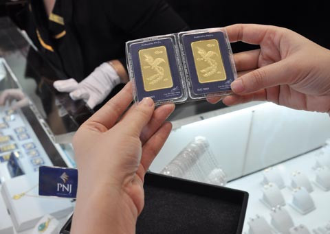 Phiên đấu thầu vàng miếng thứ 67, Ngân hàng Nhà nước cho biết, chỉ bán được 11.300 lượng vàng trong tổng số 15.000 lượng vàng miếng được chào thầu. Ảnh: Anh Quân (VnExpress) Phiên đấu thầu vàng miếng thứ 67, Ngân hàng Nhà nước cho biết, chỉ bán được 11.300 lượng vàng trong tổng số 15.000 lượng vàng miếng được chào thầu