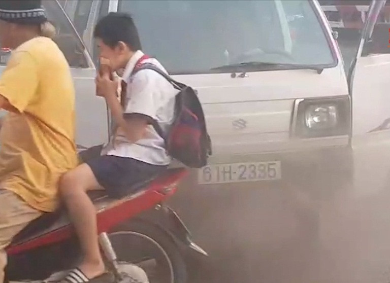 Giải cứu 10 em học sinh trên xe đưa đón bị cháy ảnh 2