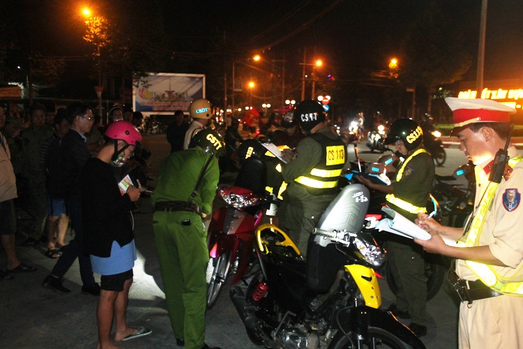 'Đi bão' mừng U22 Việt Nam vô địch, ô tô đâm gục cột điện ảnh 4