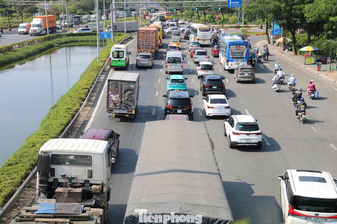 Theo ghi nhận của PV, trong buổi sáng ngày đầu của kỳ nghỉ giỗ Tổ, khu vực cửa ngõ phía Tây và phía Đông TPHCM đều đông đúc phương tiện.