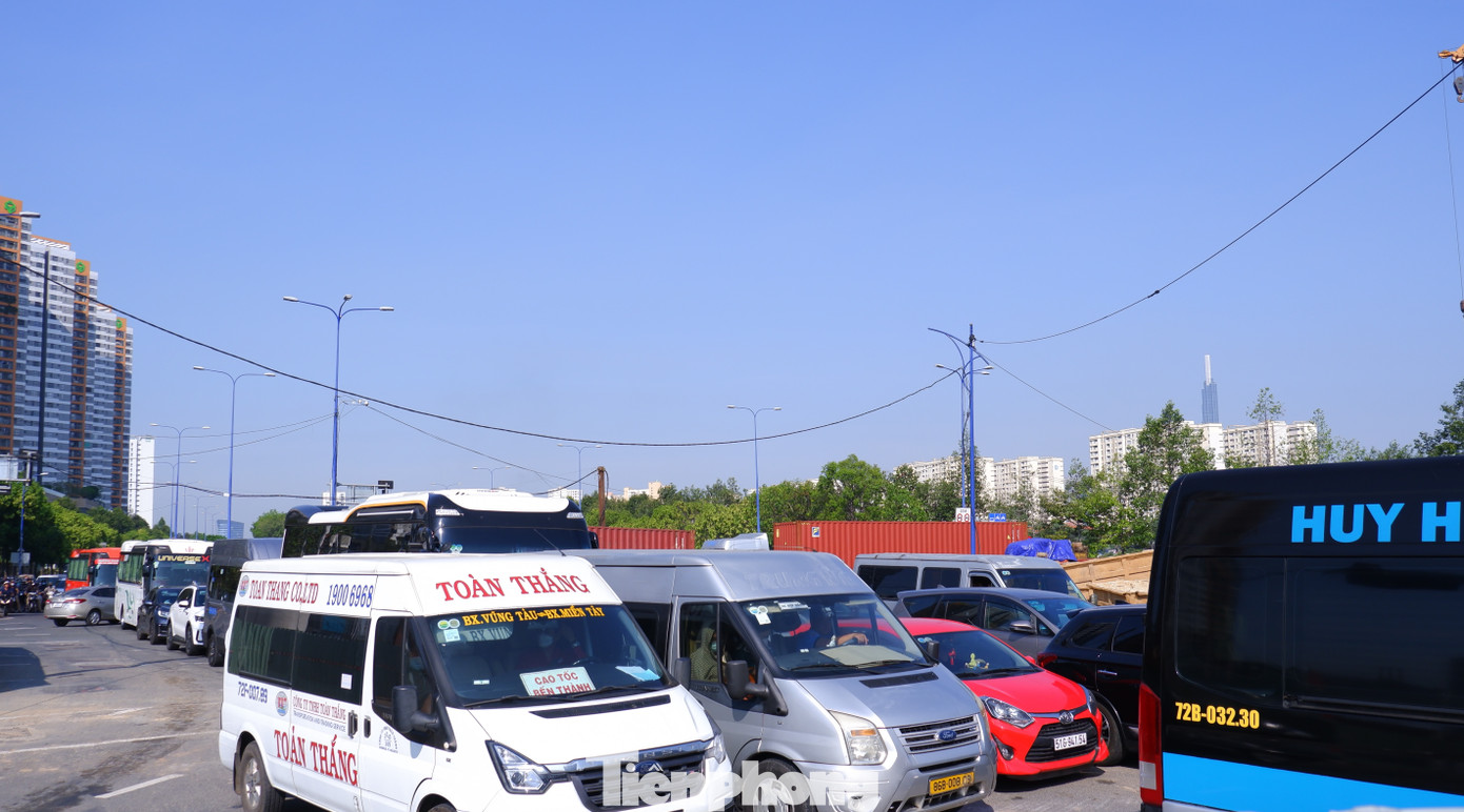 Dòng xe xếp hàng nối đuôi di chuyển chậm tại đường Mai Chí Thọ (TP. Thủ Đức) theo hướng từ hầm sông Sài Gòn đi cao tốc TPHCM - Long Thành - Dầu Giây. Dòng xe xếp hàng nối đuôi di chuyển chậm tại đường Mai Chí Thọ (TP. Thủ Đức) theo hướng từ hầm sông Sài Gòn đi cao tốc TPHCM - Long Thành - Dầu Giây.