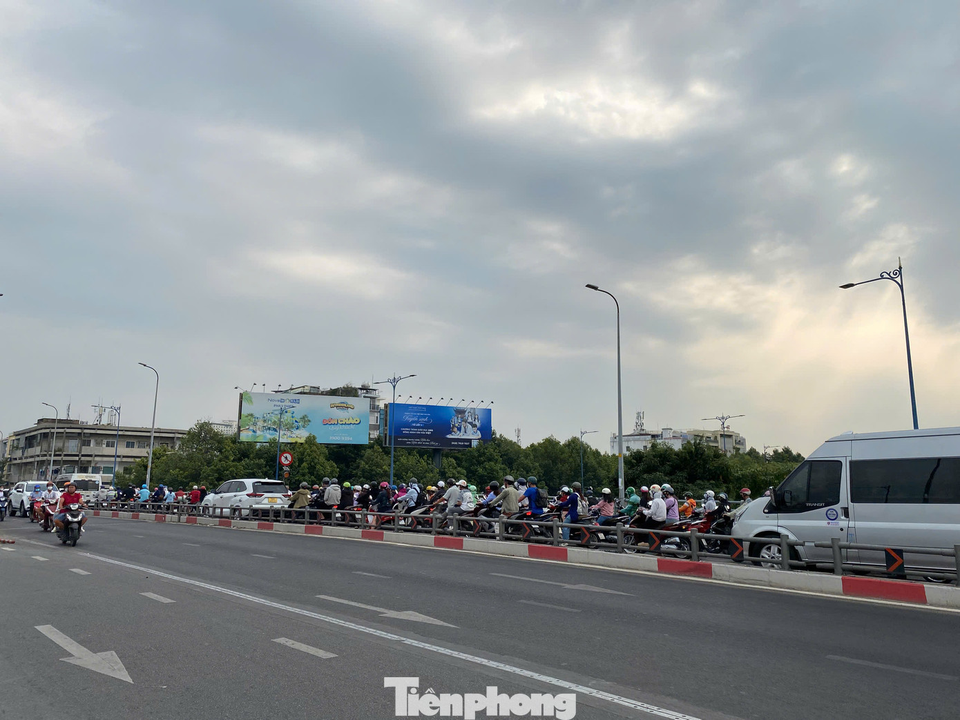 Dòng phương tiện nối đuôi di chuyển chậm qua cầu Nguyễn Tri Phương (hướng từ quận 8 sang quận 5) để vào trung tâm thành phố. Dòng phương tiện nối đuôi di chuyển chậm qua cầu Nguyễn Tri Phương (hướng từ quận 8 sang quận 5) để vào trung tâm thành phố.