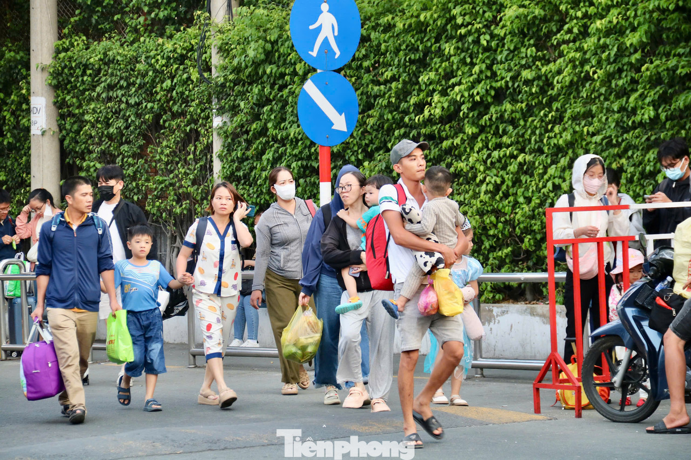 Theo dự báo của bến xe Miền Tây, trong ngày 7/4, sẽ có khoảng 29.900 hành khách qua bến, tăng khoảng 15% so với cùng kỳ năm 2024. Ảnh: CTV Theo dự báo của bến xe Miền Tây, trong ngày 7/4, sẽ có khoảng 29.900 hành khách qua bến, tăng khoảng 15% so với cùng kỳ năm 2024. Ảnh: CTV