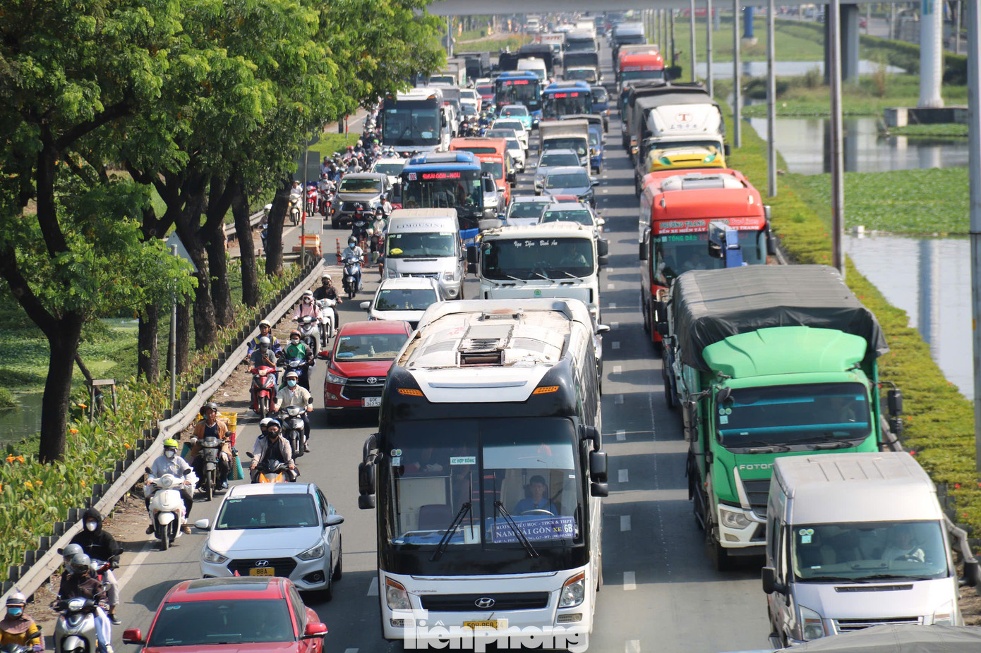 Trong khi đó, đường Lê Khả Phiêu (quốc lộ 1) hướng từ TPHCM đi các tỉnh, thành Miền Tây Nam bộ cũng tấp nập người và phương tiện.