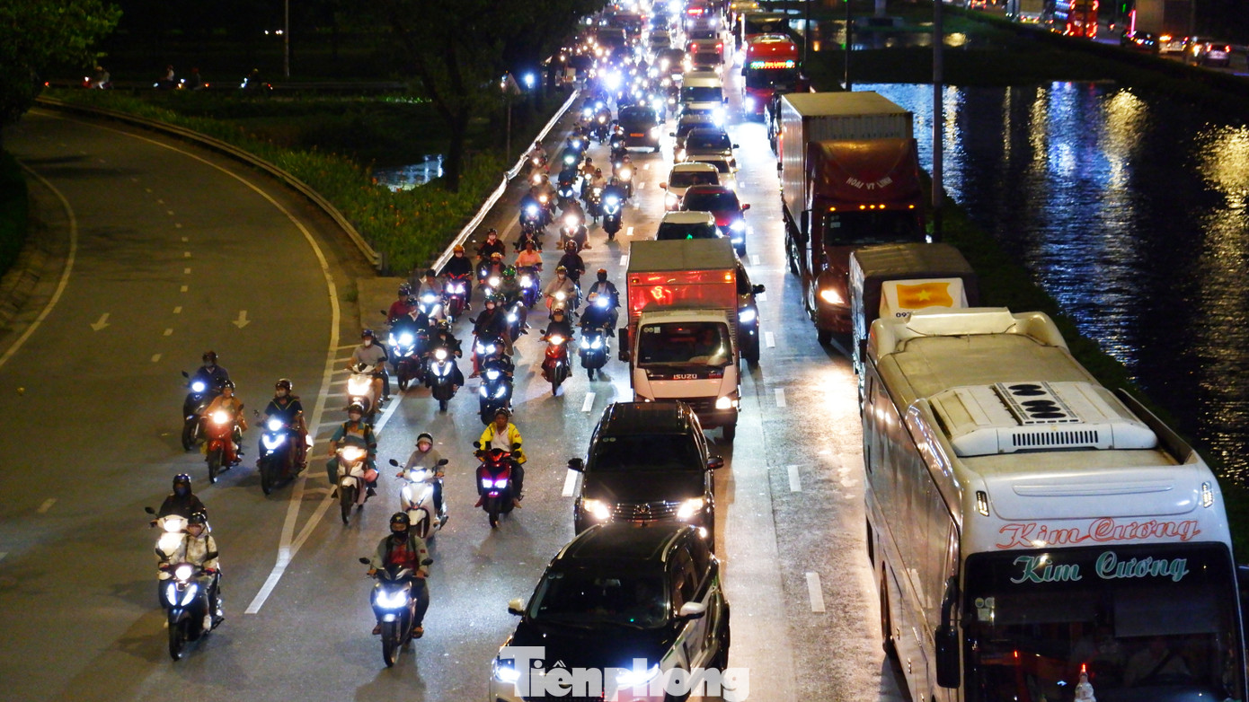 Theo ghi nhận của PV, từ khoảng 18h30 ngày 4/4, người dân bắt đầu rời TPHCM để về quê. Đường Lê Khả Phiêu (quốc lộ 1) - cửa ngõ phía Tây TPHCM tấp nập người và phương tiện.