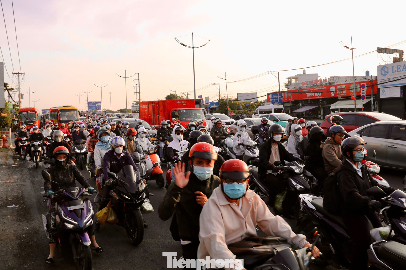 Đến hơn 18 giờ, lượng phương tiện đổ về cửa ngõ phía Tây TPHCM tiếp tục gia tăng. Ảnh: CTV Đến hơn 18 giờ, lượng phương tiện đổ về cửa ngõ phía Tây TPHCM tiếp tục gia tăng. Ảnh: CTV