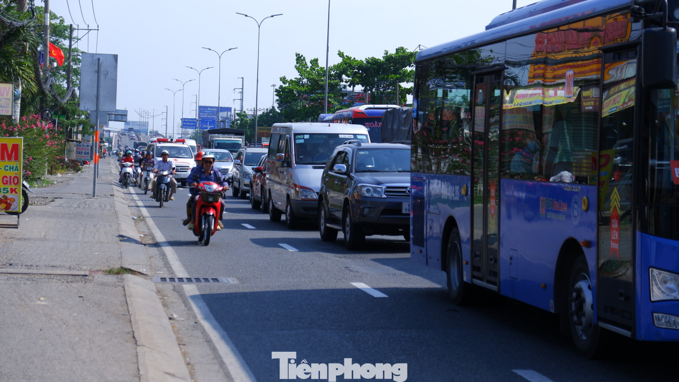Theo ghi nhận của PV, đến 16 giờ ngày 7/4, giao thông trên đường Lê Khả Phiêu (quốc lộ 1) - cửa ngõ phía Tây ở TPHCM vẫn còn đông đúc.