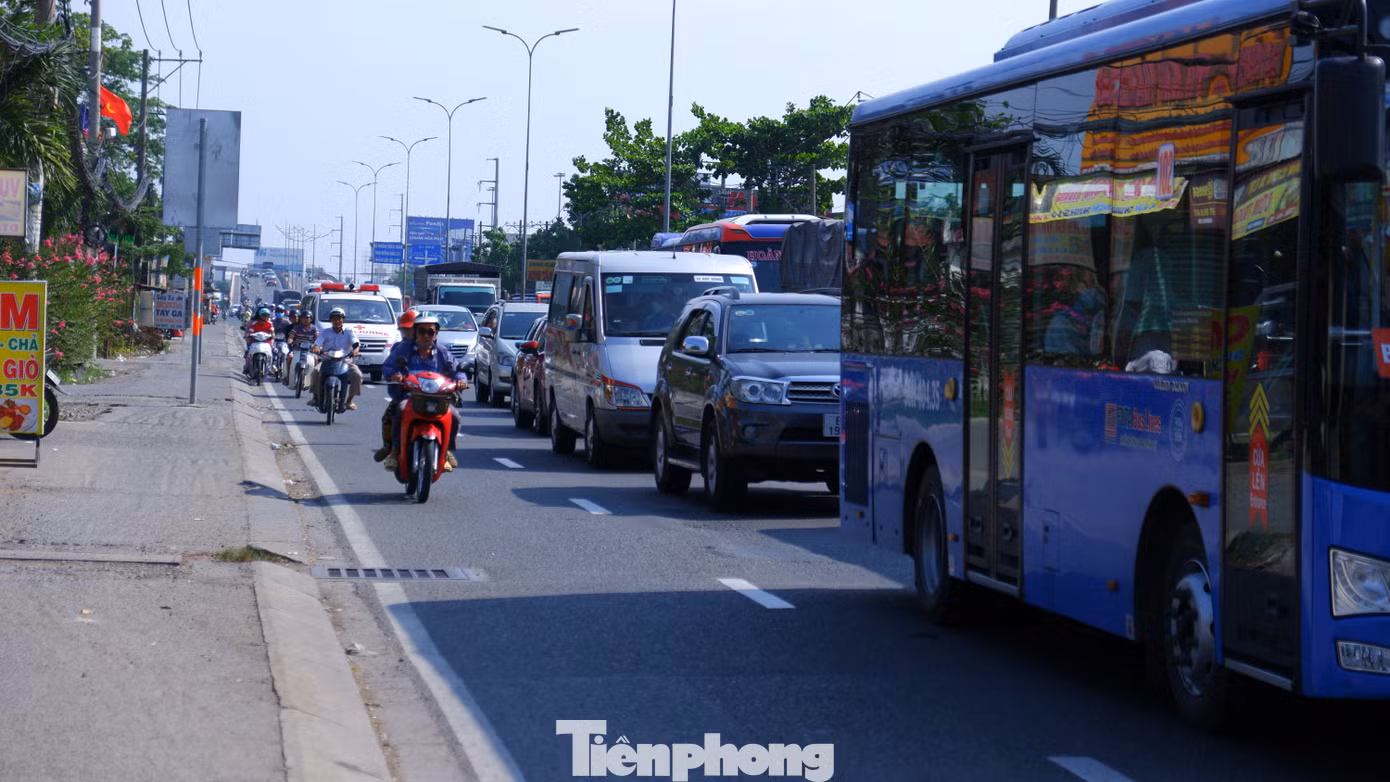 Theo ghi nhận của PV, đến 16 giờ ngày 7/4, giao thông trên đường Lê Khả Phiêu (quốc lộ 1) - cửa ngõ phía Tây ở TPHCM vẫn còn đông đúc.