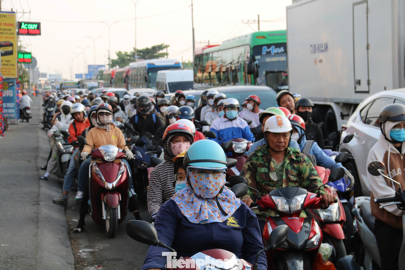 Anh Nguyễn Quốc Anh (ngụ quận Tân Bình, TPHCM) chia sẻ: “Sau kỳ nghỉ, tôi cùng gia đình từ Vũng Tàu quay về TPHCM. Khi xem thông tin trên hội nhóm mạng xã hội, tôi được biết cao tốc TPHCM - Long Thành - Dầu Giây đang xảy ra ùn tắc. Lực lượng chức năng phải tạm đóng lối lên cao tốc từ hướng quốc lộ 51 (Đồng Nai). Do đó, tôi phải chọn hướng đi về phà Cát Lái để quay về TPHCM. Tuy nhiên, hướng lưu thông này cũng ùn tắc, ô tô xếp hàng dài hơn 2km để chờ đợi xuống phà”. Trong ảnh: Trên đường Lê Khả Phiêu (quốc lộ 1) - cửa ngõ phía Tây TPHCM, giao thông bắt đầu đông đúc từ khoảng 17 giờ. Ảnh: CTV Anh Nguyễn Quốc Anh (ngụ quận Tân Bình, TPHCM) chia sẻ: “Sau kỳ nghỉ, tôi cùng gia đình từ Vũng Tàu quay về TPHCM. Khi xem thông tin trên hội nhóm mạng xã hội, tôi được biết cao tốc TPHCM - Long Thành - Dầu Giây đang xảy ra ùn tắc. Lực lượng chức năng phải tạm đóng lối lên cao tốc từ hướng quốc lộ 51 (Đồng Nai). Do đó, tôi phải chọn hướng đi về phà Cát Lái để quay về TPHCM. Tuy nhiên, hướng lưu thông này cũng ùn tắc, ô tô xếp hàng dài hơn 2km để chờ đợi xuống phà”. Trong ảnh: Trên đường Lê Khả Phiêu (quốc lộ 1) - cửa ngõ phía Tây TPHCM, giao thông bắt đầu đông đúc từ khoảng 17 giờ. Ảnh: CTV