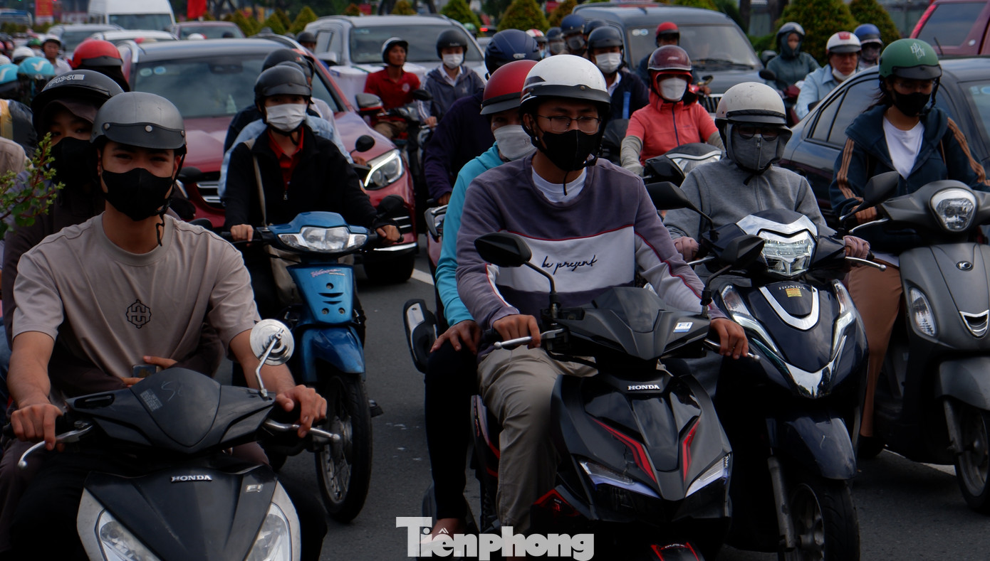 Trong khi đó, từ sáng sớm, trục đường cửa ngõ sân bay Tân Sơn Nhất như: Trường Chinh, Cộng Hòa, Hoàng Văn Thụ,... (quận Tân Bình) đã đông đúc người và phương tiện. Trong khi đó, từ sáng sớm, trục đường cửa ngõ sân bay Tân Sơn Nhất như: Trường Chinh, Cộng Hòa, Hoàng Văn Thụ,... (quận Tân Bình) đã đông đúc người và phương tiện.
