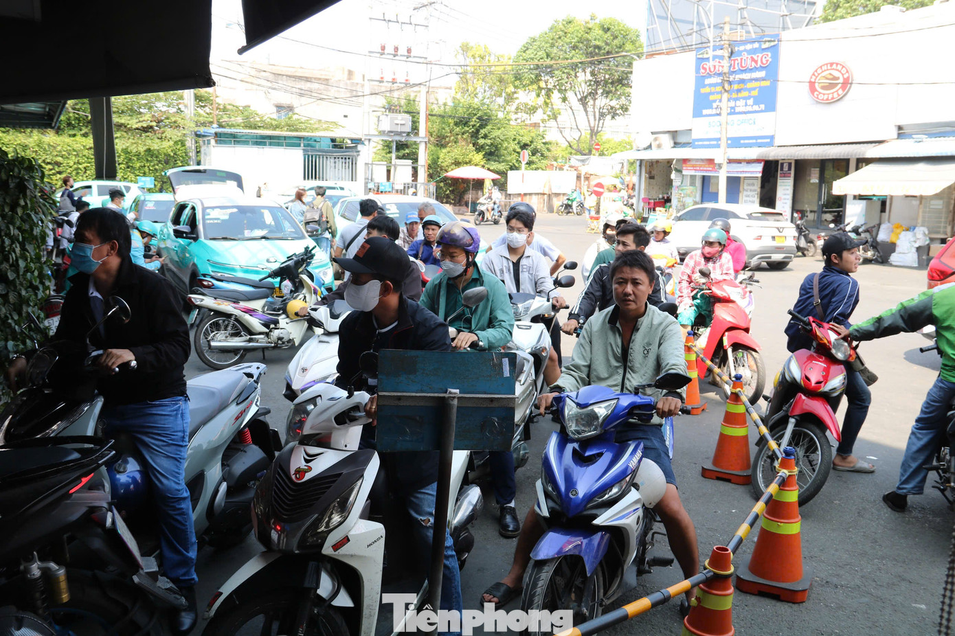 Nhiều người xếp hàng chờ vào bãi giữ xe máy bên trong bến xe Miền Tây.