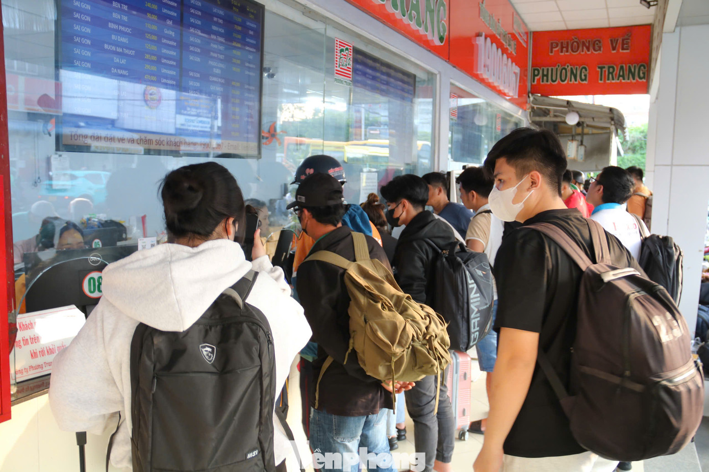 Khu vực bán vé của các hãng xe tấp nập hành khách.