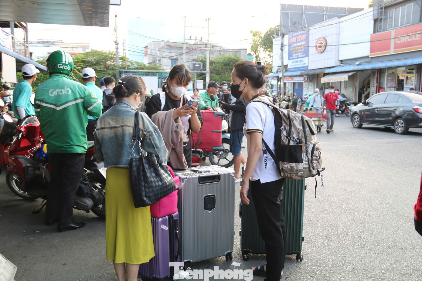 Từ hơn 17 giờ, khu vực trước bến xe Miền Tây đã rất đông hành khách đổ về. Tại bãi giữ xe số 1, nhân viên phát loa thông báo bãi xe quá tải.