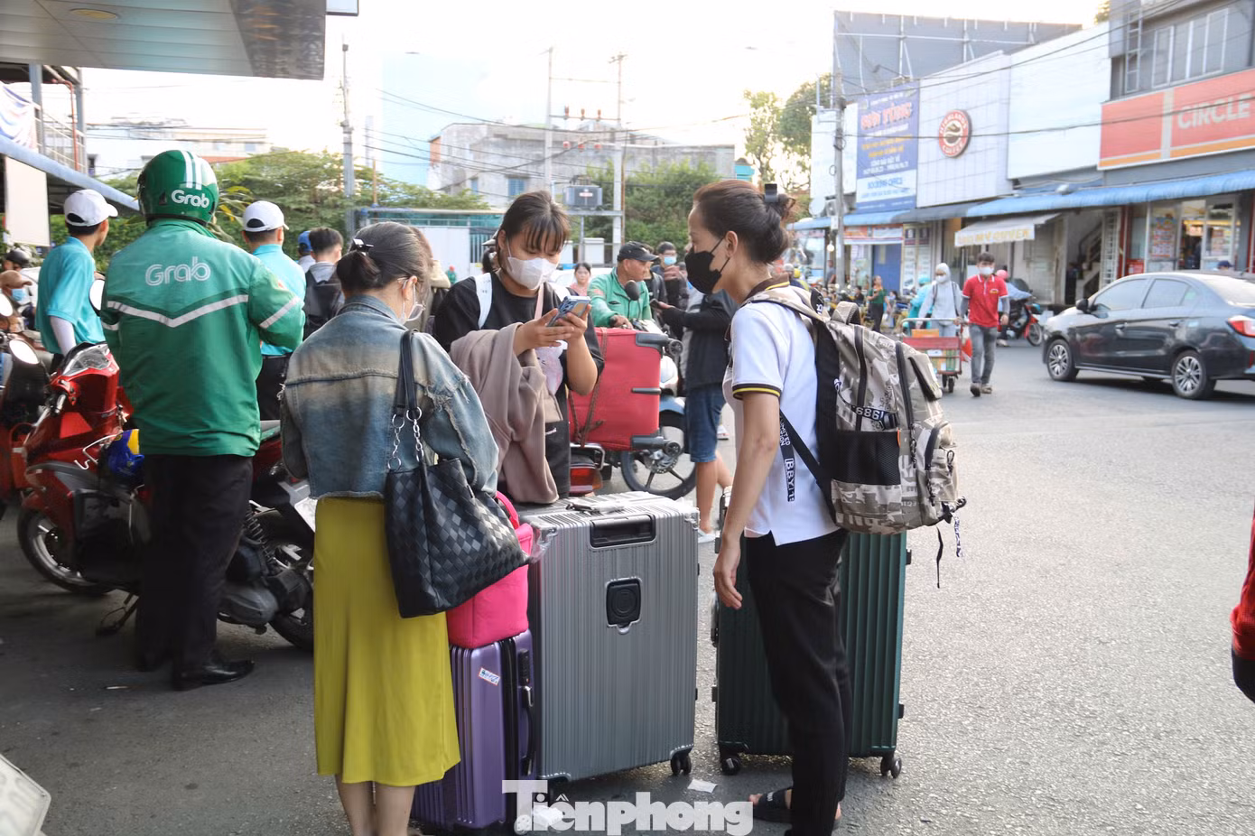 Từ hơn 17 giờ, khu vực trước bến xe Miền Tây đã rất đông hành khách đổ về. Tại bãi giữ xe số 1, nhân viên phát loa thông báo bãi xe quá tải.