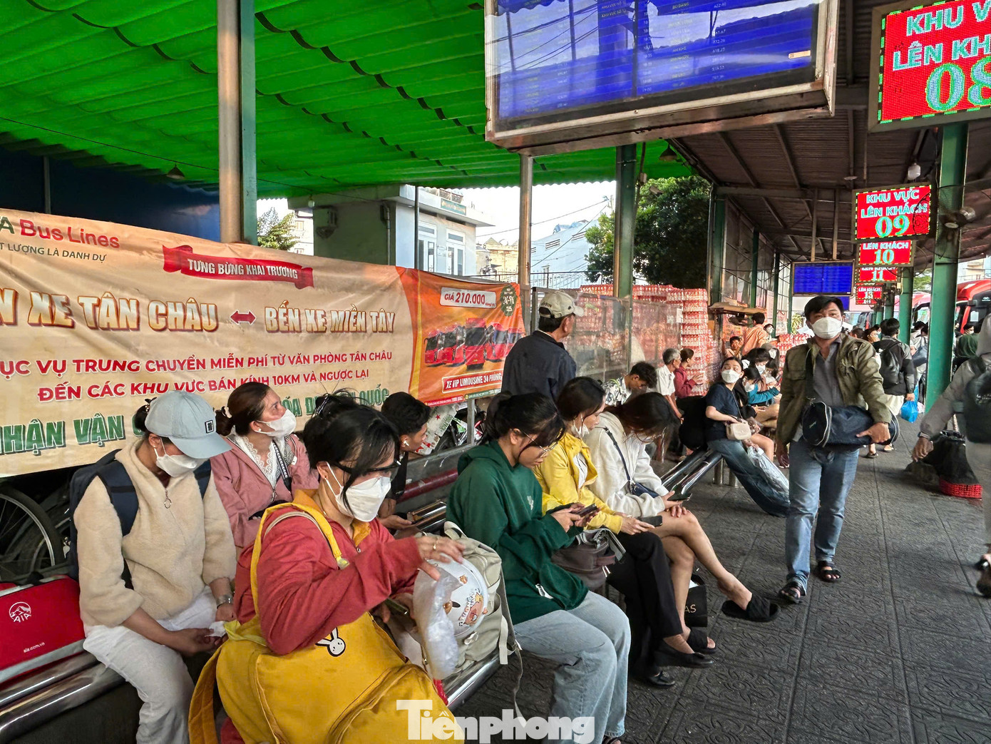 Theo đại diện bến xe Miền Tây, ngày hôm nay (4/4) là ngày cao điểm nhất trong thời gian phục vụ hành khách dịp giỗ Tổ Hùng Vương.