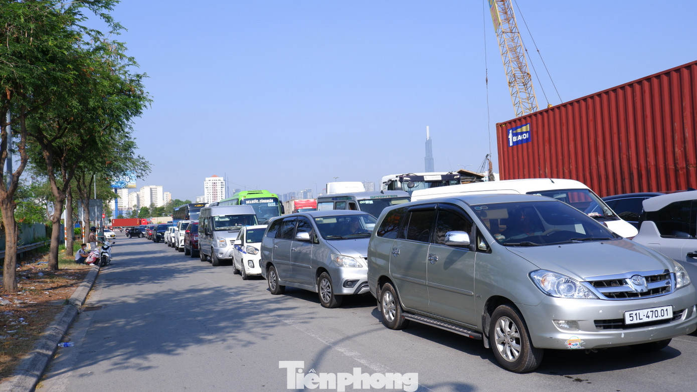 Dòng phương tiện nối đuôi, xếp hàng di chuyển chậm vào đường dẫn lên cao tốc TPHCM - Long Thành - Dầu Giây. Dòng phương tiện nối đuôi, xếp hàng di chuyển chậm vào đường dẫn lên cao tốc TPHCM - Long Thành - Dầu Giây.