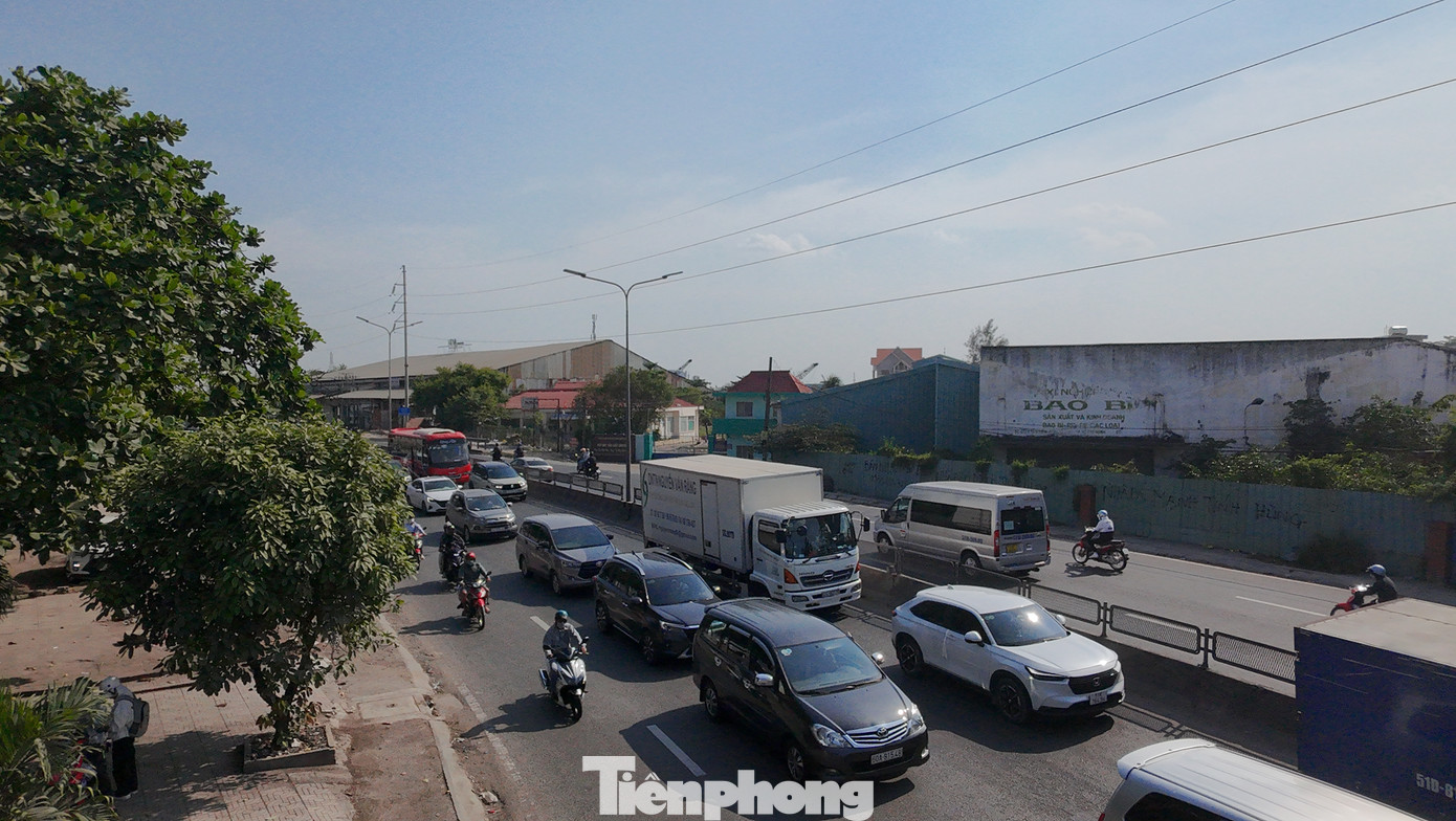 Một số nút giao thông trên đường Lê Khả Phiêu (quốc lộ 1), đoạn qua huyện Bình Chánh xảy ra tình trạng ùn ứ nhẹ.