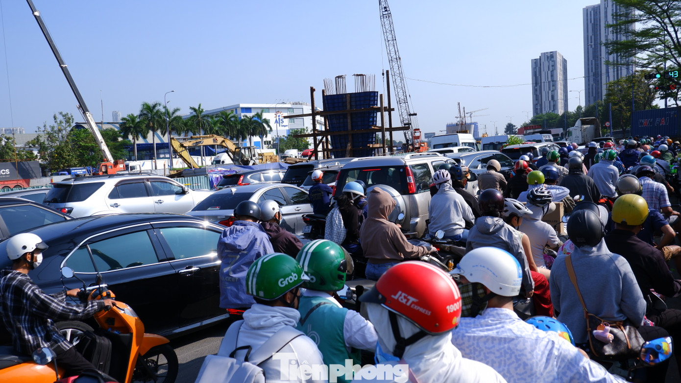 "Dịp lễ nào khu vực này cũng xảy ra tình trạng ùn ứ. Sáng nay, gia đình tôi đi Nha Trang du lịch. Tuy nhiên, khi xe đến nút giao Mai Chí Thọ - Đồng Văn Cống thì thấy ùn ứ, dòng xe dừng chờ đèn đỏ kéo dài" - anh Lê Minh Khôi (ngụ quận Tân Bình, TPHCM) chia sẻ. "Dịp lễ nào khu vực này cũng xảy ra tình trạng ùn ứ. Sáng nay, gia đình tôi đi Nha Trang du lịch. Tuy nhiên, khi xe đến nút giao Mai Chí Thọ - Đồng Văn Cống thì thấy ùn ứ, dòng xe dừng chờ đèn đỏ kéo dài" - anh Lê Minh Khôi (ngụ quận Tân Bình, TPHCM) chia sẻ.