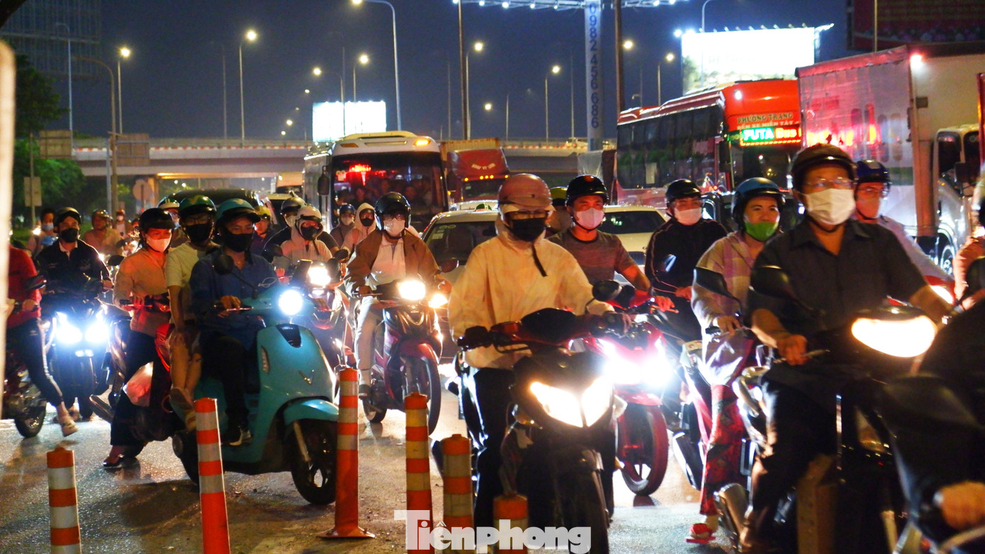Người, xe &quot;chen chân&quot; trên đường Lê Khả Phiêu (quốc lộ 1) vào chiều tối ngày 4/4.