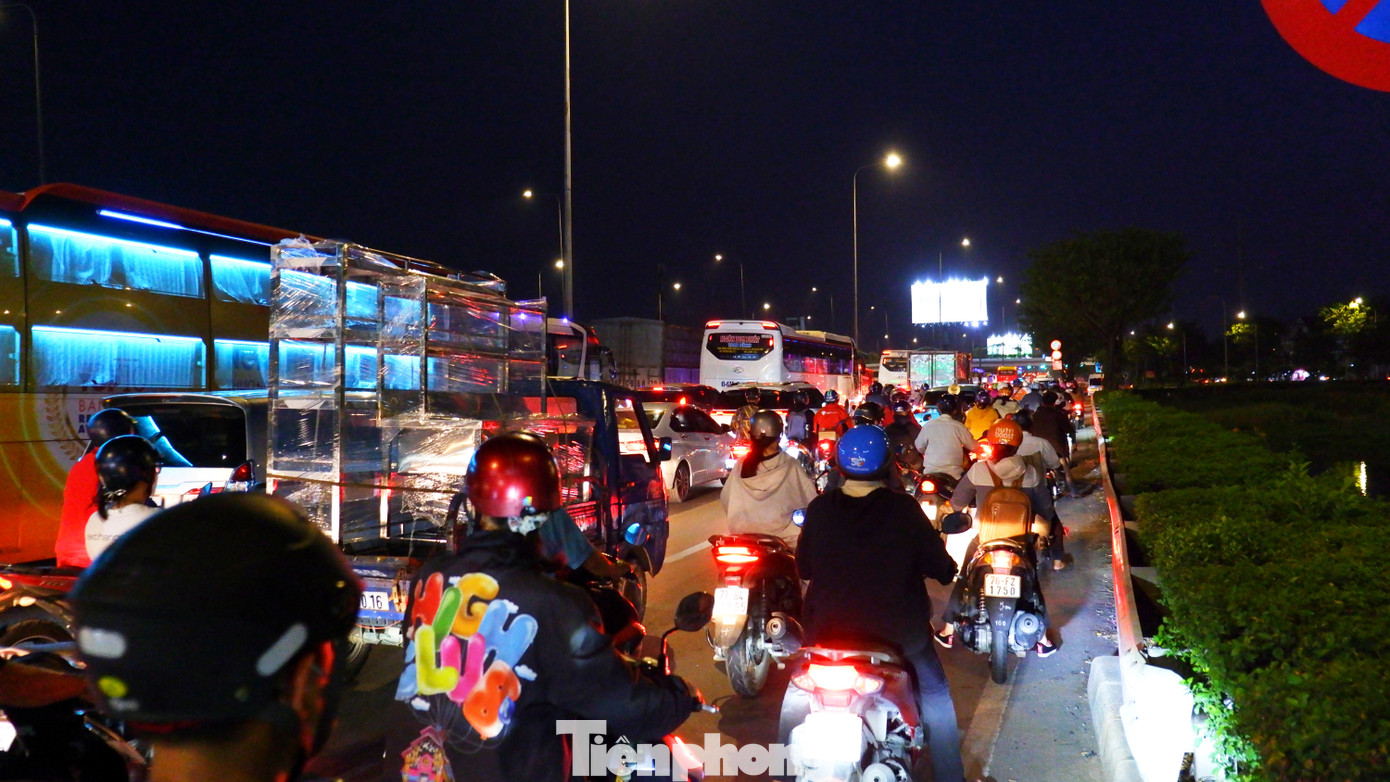 Chia sẻ với PV, anh Trần Công Minh (quê Tiền Giang) cho biết: &quot;Dịp lễ này, công ty tôi cho nhân viên nghỉ ngày thứ bảy. Do đó, khi làm xong vào chiều nay, tôi tranh thủ đi xe máy để về quê nghỉ lễ. Khi đến gần khu vực An Lạc thì thấy xe đông đúc, các xe đều phải di chuyển chậm. Khu vực này hay ùn tắc do phía trước mặt đường nhỏ, tạo thành nút thắt cổ chai&quot;.