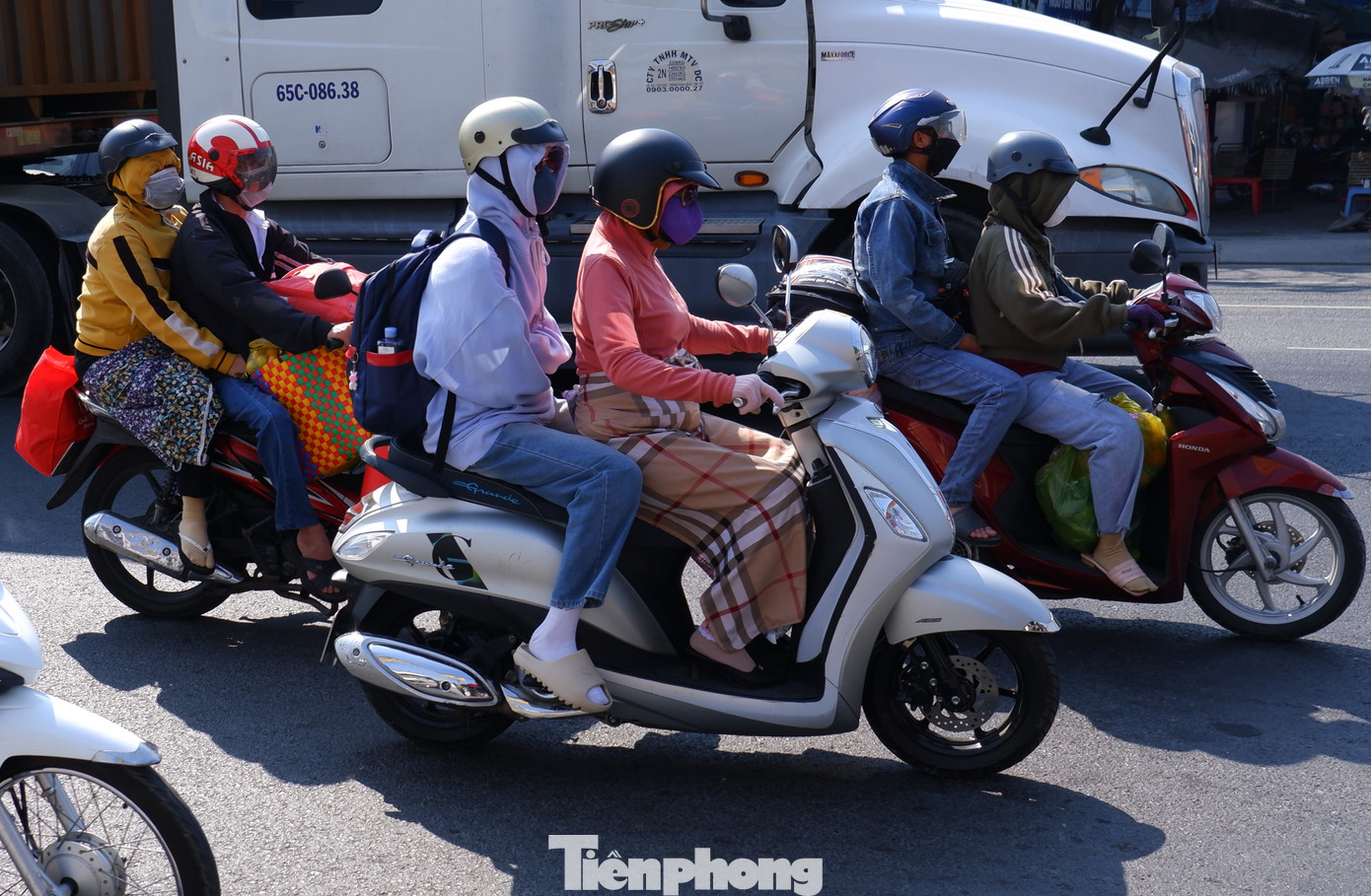 Theo dự báo từ cơ quan khí tượng, hôm nay (7/4), TPHCM và các tỉnh, thành Nam bộ có nắng nóng với nhiệt độ cao nhất vào khoảng 35-36 độ C. Tuy nhiên, cảm nhận thực tế ngoài môi trường có thể cao hơn 1-2 độ C, tuỳ vào điều kiện mặt đường, bê tông hóa,...