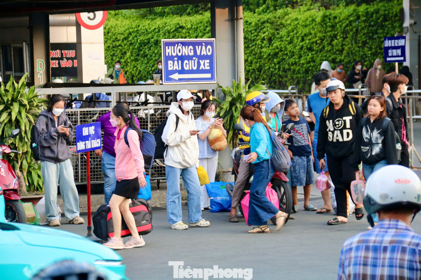 Người dân lỉnh kỉnh đồ đạc, hành lý chờ đón xe. Ảnh: CTV Người dân lỉnh kỉnh đồ đạc, hành lý chờ đón xe. Ảnh: CTV