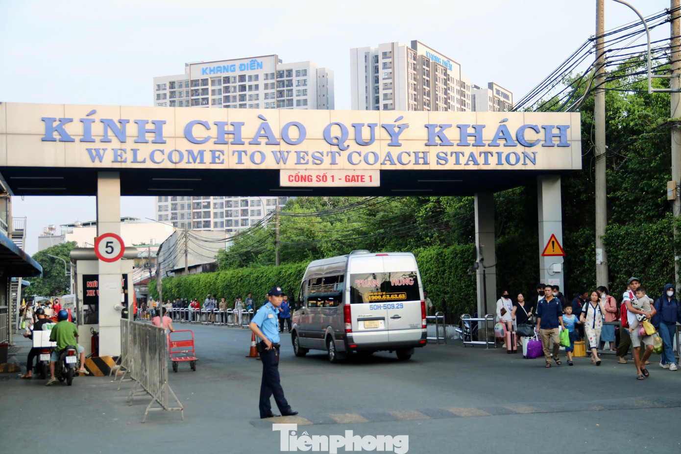 Bến xe Miền Tây (quận Bình Tân) cũng đón rất đông hành khách trở lại thành phố sau kỳ nghỉ. Bến xe Miền Tây (quận Bình Tân) cũng đón rất đông hành khách trở lại thành phố sau kỳ nghỉ.