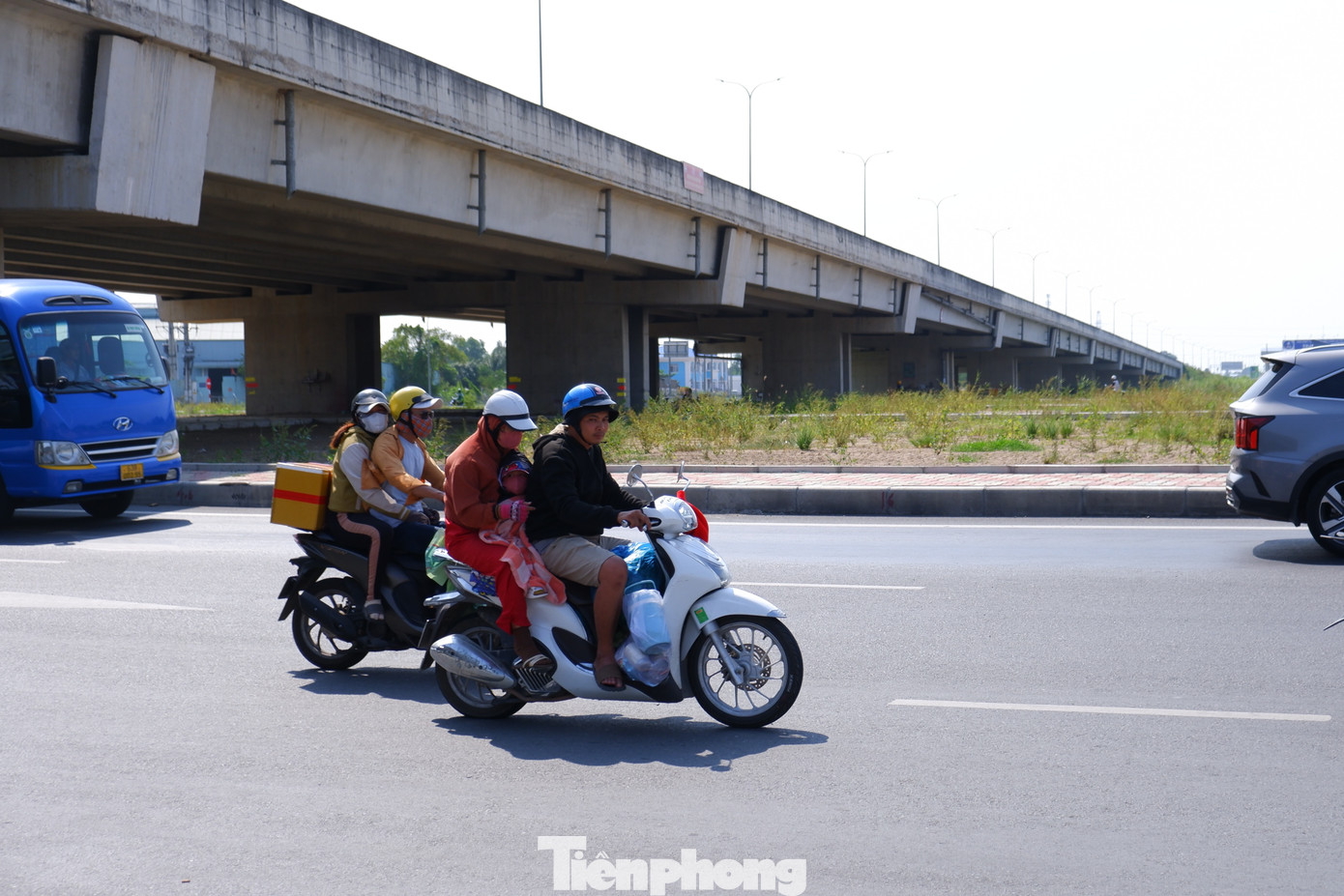 Thời tiết oi bức, nắng gay gắt từ đầu giờ trưa khiến nhiều người đi đường cảm thấy mệt mỏi.